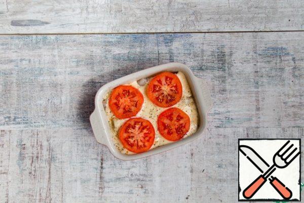 Grease 2 portion baking pans with butter, lay out the fish, pour in the cheese-cream mixture. Put tomatoes and pepper on top.
