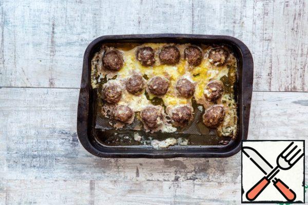 Place the meatballs on a prepared baking sheet at a distance from each other and bake in the oven for 15 minutes.