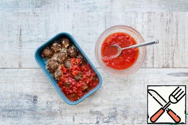 Reduce the oven temperature to 170 °C. Place the meatballs with the juice in a deep baking dish, pour the tomato sauce and return to the oven for 15 minutes. Serve hot.