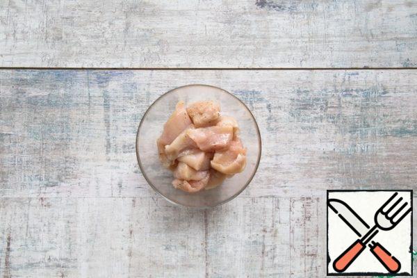 Cut the chicken breasts into large pieces, season with salt and pepper.
