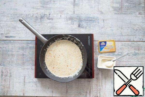Put the shallots and garlic in a frying pan, fry for 2 minutes, pour in the cream, bring to a boil, add cheese and pepper. Stir until smooth, then lay out the chicken. Bring to a boil, reduce the heat to a minimum, cook for 5 minutes. Serve hot, with fusilli.