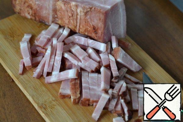 Cut the brisket into medium pieces
Fry in a frying pan for 1 minute.