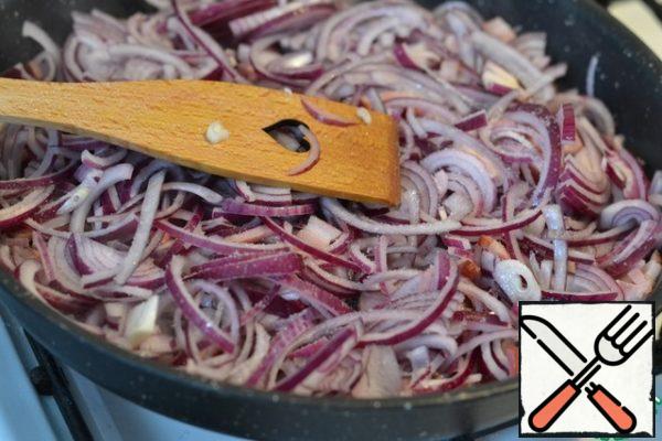 Onions cut into half rings and add to the brisket.
Fry over medium heat under a lid until semi-soft onions. Remove from heat and cool.