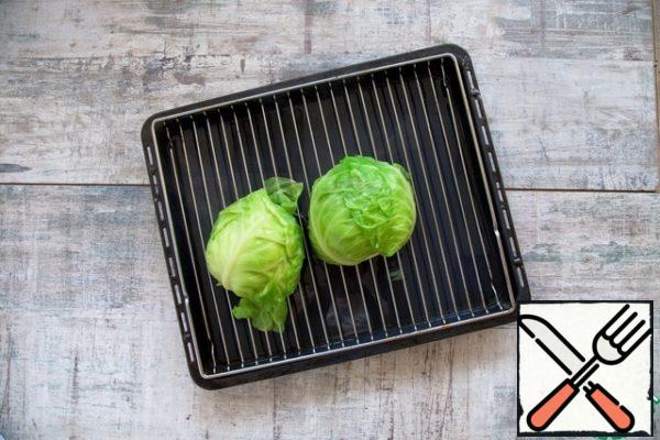 Cut the cabbage head vertically in half and boil the halves in boiling salted water for 20 minutes. Turn the slice down on the grate and let the water drain for 10 minutes.
