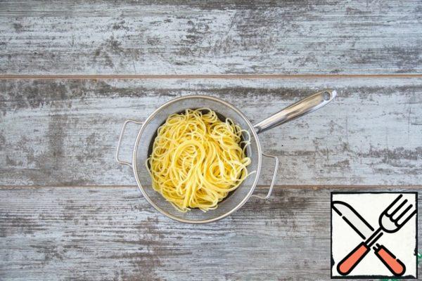 At the same time, put the spaghetti to cook in a large saucepan with salted boiling water. Cook according to the instructions on the package.
