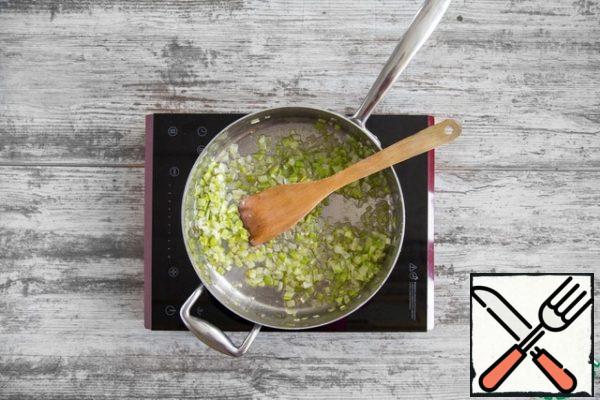 Very finely chop the garlic and leek. In a large saucepan, melt the oil, put the leek and garlic, fry a little.