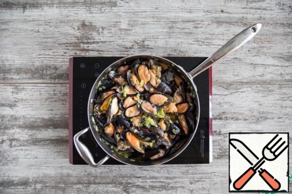 Pour in the wine and evaporate a little. Lay out the mussels, cover and cook for 3 minutes.