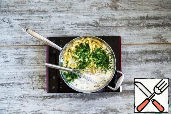 When the fusilli are cooked, put them in a colander, shake off the water, add to the sauce, stir, pepper and serve immediately.