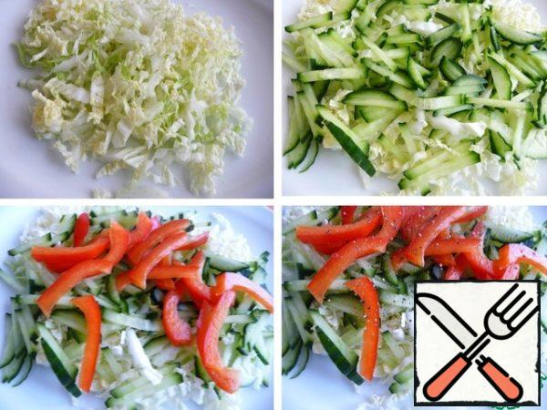 Cabbage wash, dry. Chop the cabbage thinly, pour the lemon juice. Cut the cucumber into strips.
Bulgarian pepper cut into thin ribbons.
Add freshly ground black pepper.