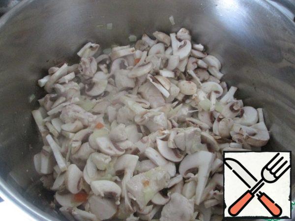 Mushrooms cut plates and add to the meat and vegetables. Cook until the liquid has evaporated. I did not wait for complete evaporation, continued further on the recipe, everything turned out fine.)