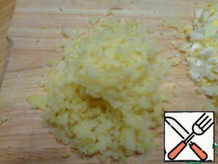 Chop the potatoes on a large grater.