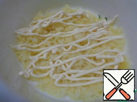 Shift the mayonnaise in a pastry bag. Assemble the salad in layers. In the salad bowl put the first layer of potatoes, mayonnaise and salt.