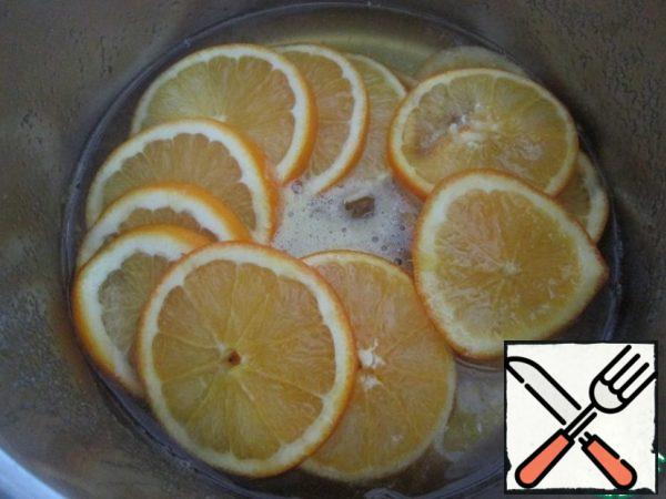 Mix orange and lemon juice, sugar and salt in a saucepan. Cut the remaining oranges into thin slices. Lower the oranges in a saucepan, bring everything to a boil and cook for 5-7 minutes. Remove the oranges with a slotted spoon, continue to boil the syrup for another 10-15 minutes until about half a Cup is left.