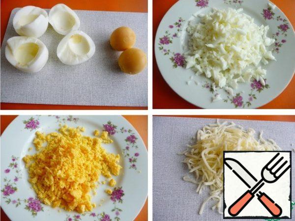 Boil eggs, cool, peel.
Proteins separated from the yolks and RUB on a coarse grater.
Cheese grate (I have ready).