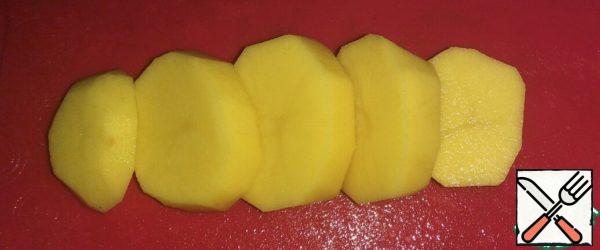 Peel the potatoes and cut into slices about 1.5 cm wide.