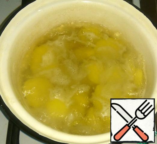 Place the potatoes in a pot, fill the potatoes with water, boil after boiling water for 5 minutes. Drain in a colander. Let the water drain.