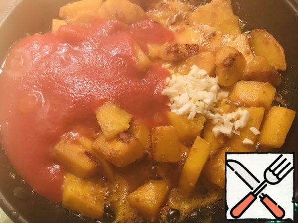 Add spices, mash the pumpkin with a fork (I did not do this) add tomatoes (I have tomato juice from a jar) sugar, salt, black pepper, the remaining garlic finely chopped. Simmer over medium heat until liquid evaporates.