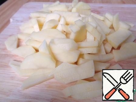 Cut potatoes into strips.