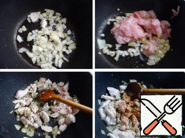 Onions cut into small cubes.
Fry in the casserole until Golden state (don't overcook).
Chicken breast cut into small pieces. Add to onion.
Fry until light meat (very short), stirring constantly.
Add spices, red pepper, fry briefly.