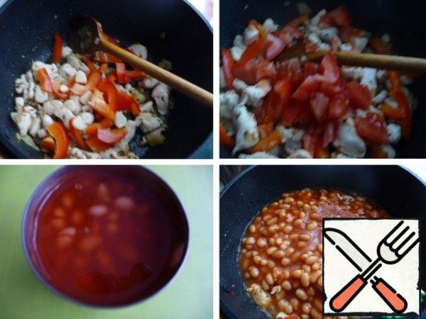Add the bell pepper, garlic, sliced arbitrarily, fry.
Chop the tomato, add to the meat, stew 1-2min., stirring constantly.
Pour the beans. Stew 1min. Salt to taste.
If you have beans without tomato sauce, you can add tomato paste and some sugar.