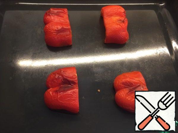 Red pepper cut into 4 pieces (stalk and seeds in advance to remove). Bake in the oven for 25-30 minutes at 200 degrees. Until the skin begins to darken.