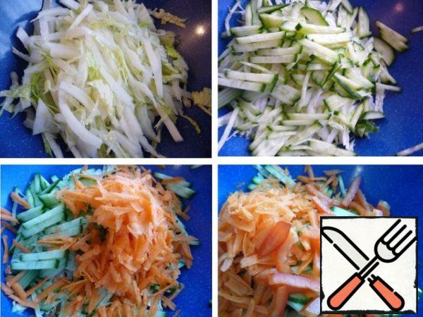 Finely chop the cabbage.
Cut the cucumber into thin strips, grate the carrots on a coarse grater,
add the bell pepper.