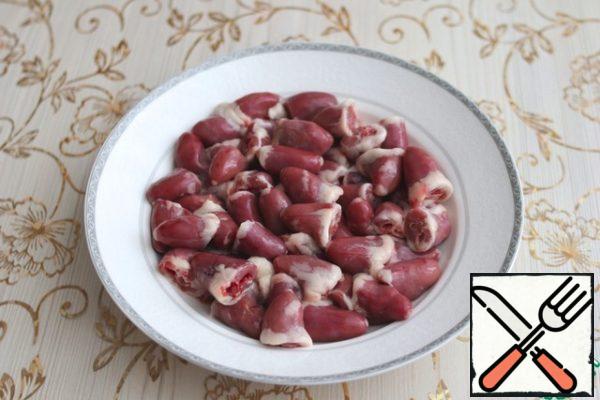 Chicken hearts wash, remove excess fat, cut vessels closer to muscle tissue. Once again, rinse well, remove blood clots.
