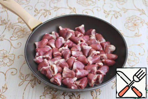 Add chicken hearts to the pan, add 1/3 Cup of water.
