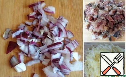 Prepare the ingredients for the formation of the salad: red onion finely chopped, the sardines– cube. Chop the potatoes on a grater.