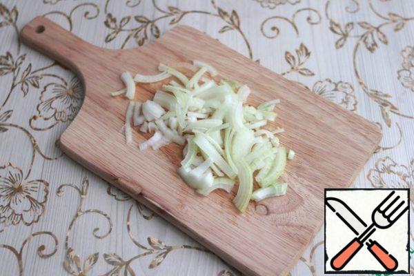 Cut the onion into thin half rings.
