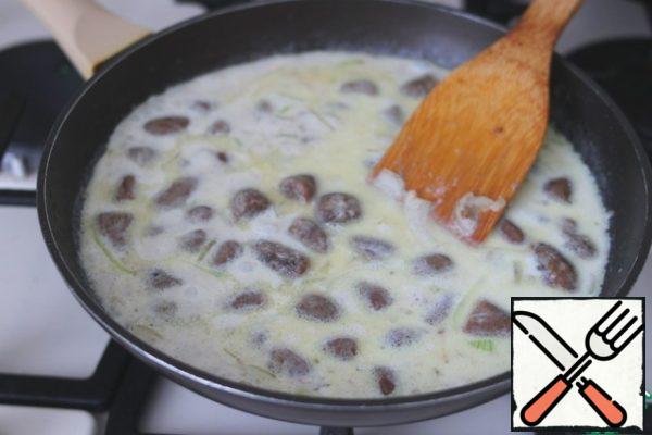 Then add 2 cups of milk. Stir the resulting mixture. If the sauce is too thick, you can add a small amount of boiled water.
