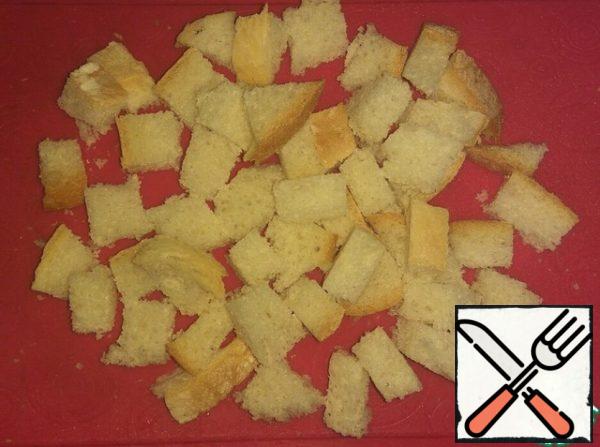 Cut the bread into 1-1.5 cm cubes.

