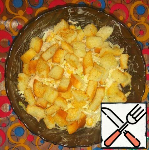 To crackers are not soaked, in advance in the salad it is better not to put them. Immediately before use, add the crackers and mix.