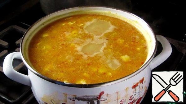 Add to soup frying and finely chopped processed cheese.
Bring everything to a boil.
I have soup is obtained lean.
You can cook the soup in meat broth or add smoked chicken to your taste.