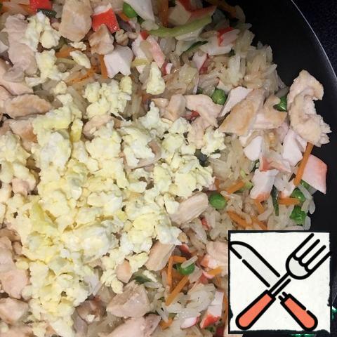 Add the prepared chicken and egg, stir, continue to cook for 5-6 minutes.