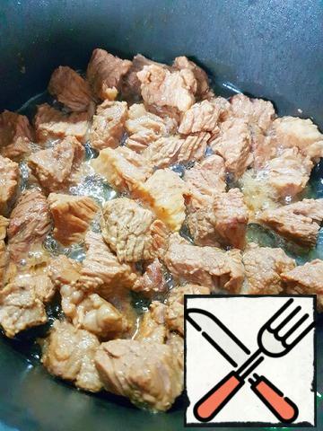 Cut the meat into small pieces. Send in a saucepan with a thick bottom, add vegetable oil, a little salt. Simmer in its own juice under a closed lid until ready, periodically adding a little water, so as not to burn.