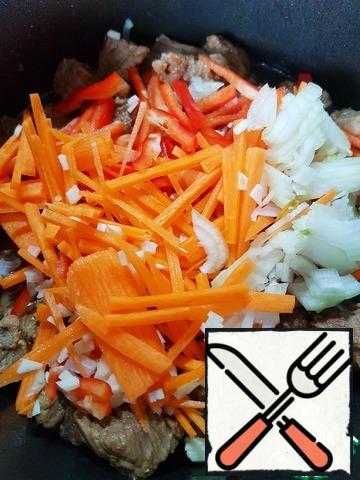 Onions, carrots, peppers, garlic finely chop. When the pan with meat boils liquid, add vegetables, stir and cook for about 2 minutes.
