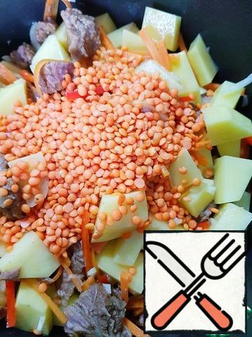 Add potatoes, diced and pre-washed red lentils. Pour 1l of boiling water (quantity of liquid, adjust to your taste depending on what thickness you prefer to obtain the result), cook on low heat under a lid until almost cooked potatoes.