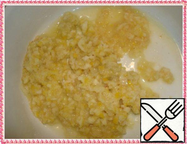 Lemon with zest, but without seeds, pass through a meat grinder.
