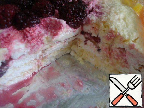 And cover it with another layer of marshmallow + lemon cream. For decoration, I used pieces of blackberry and marmalade.
Alternatively, you can slice a fresh lemon, dip it in sugar and put it as a decoration.
Let the cake soak in the refrigerator for a couple of hours.