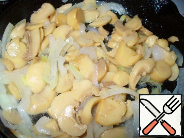 Onion cut into quarters rings. Fry together with mushrooms in a small amount of vegetable oil.