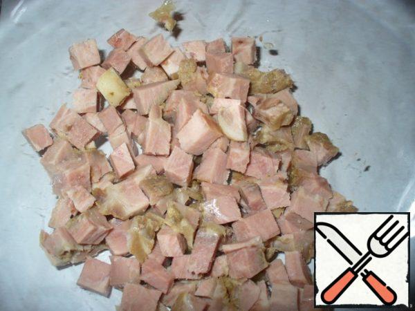 Cut the ham into cubes.