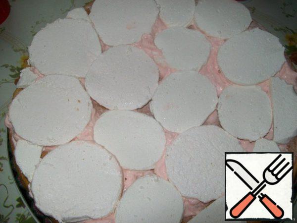 Then put the marshmallows cut into 3 parts. You need to cut it with a hot knife so that the marshmallows do not stick and are well sliced. I dipped the knife in boiling water and immediately wiped it with a dry towel.
