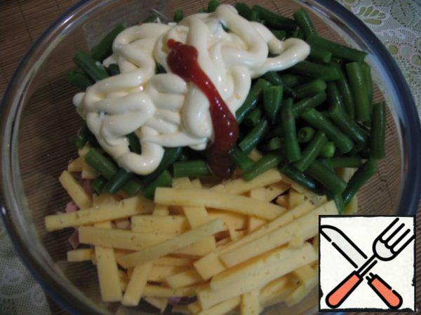 To the above listed ingredients add beans,
season with mayonnaise, adding a little ketchup.