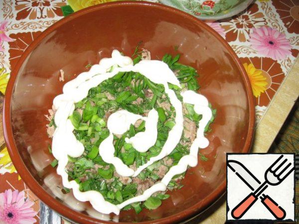 Put a layer of beef and a layer of greens, pour a thin layer of mayonnaise, to taste add salt. 
