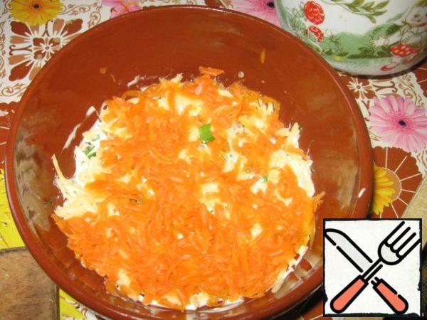 To add the cheese carrots, grated on a coarse grater, grease with mayonnaise.