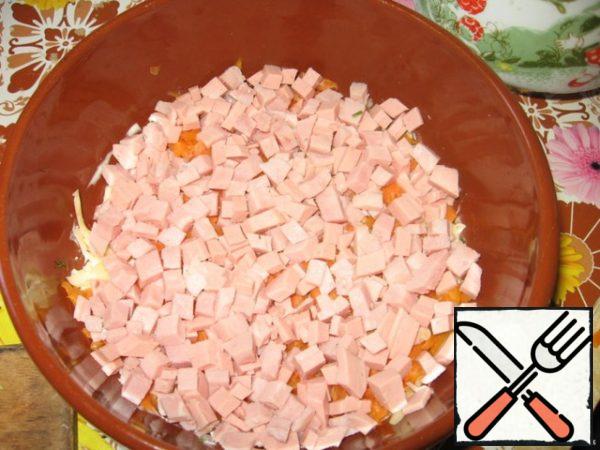 On carrots put the chopped ham.