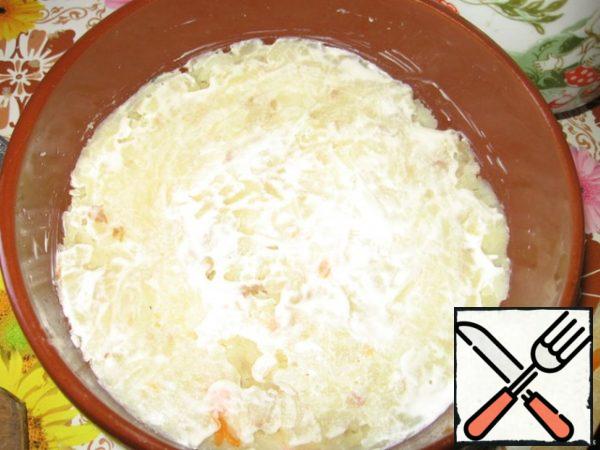 Spread grated potatoes on the ham, season with mayonnaise.
