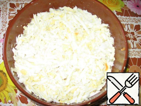 For potatoes, put the grated eggs and mayonnaise.