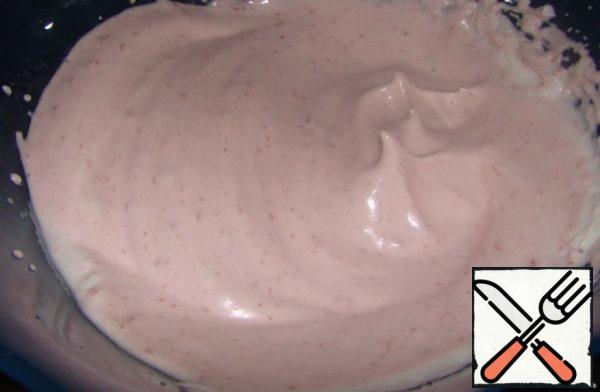 Cream. Whisk the protein into a cool foam. A spoon of added jam (we Got strawberry). Continuing to whisk.